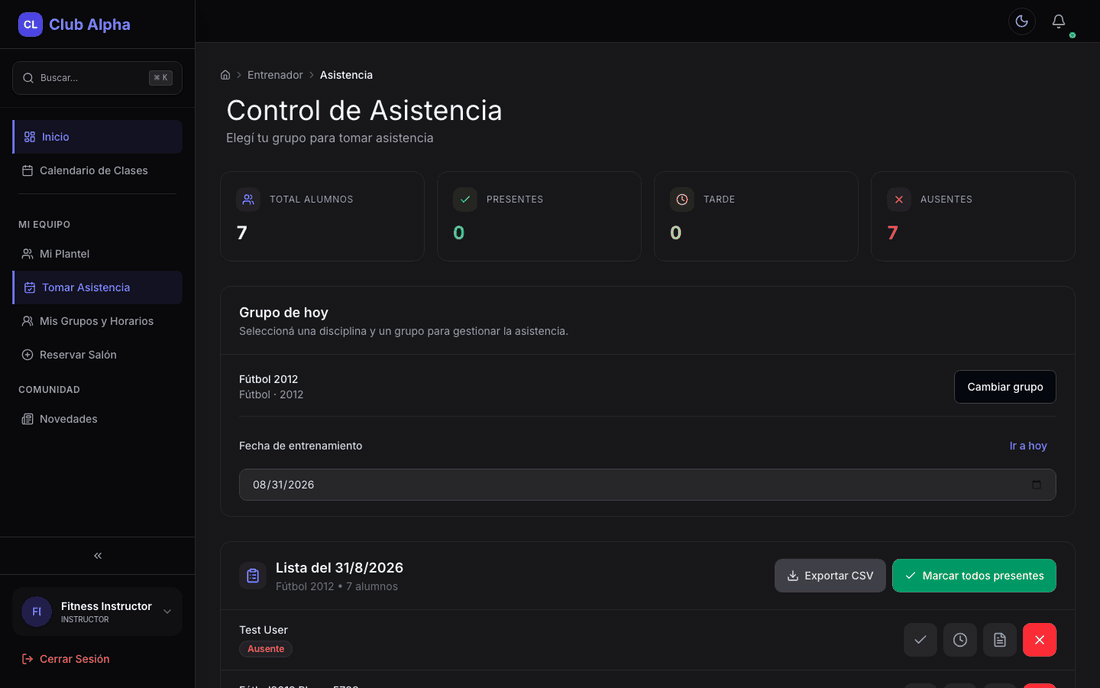 Toma de asistencia del instructor en Club Pulse con plantel y botones presente/ausente.